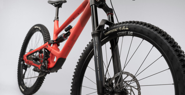 YT CAPRA 29 CORE 2 CF KARBON ENDURO DAĞ BİSİKLETİ DEORE 12V HD KIRMIZI M